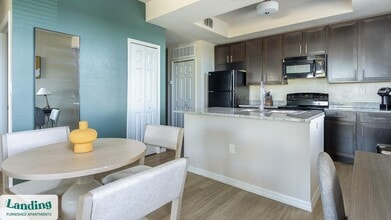 4590 Winkler Ave, Unit 08-202 in Ft. Myers, FL - Foto de edificio - Building Photo