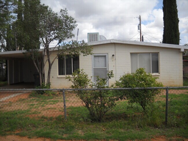 43 W Busby Dr in Sierra Vista, AZ - Foto de edificio - Building Photo