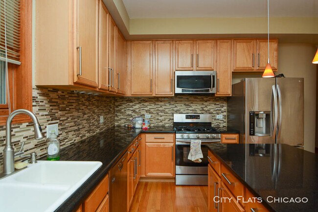 1954 W Diversey Pkwy-Unit -Unit 3W in Chicago, IL - Building Photo - Building Photo