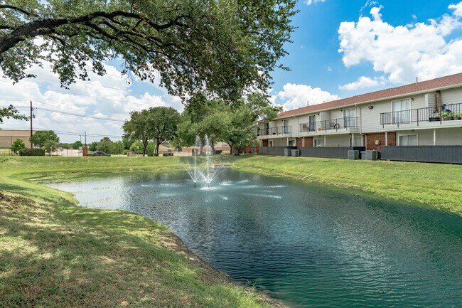 Oak Tree Village in Lewisville, TX - Foto de edificio - Building Photo