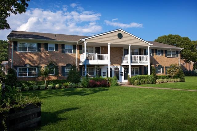 111 College Rd in Selden, NY - Building Photo
