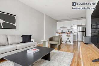 911 W School St-Unit -FL2-ID454 in Chicago, IL - Building Photo - Building Photo