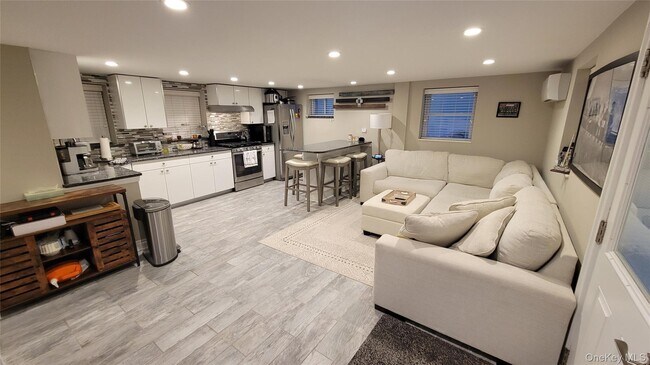 85 Mohawk Ave in East Atlantic Beach, NY - Building Photo - Building Photo