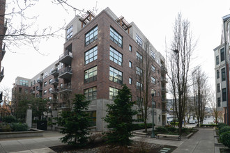 Riverstone Condominiums in Portland, OR - Foto de edificio - Building Photo