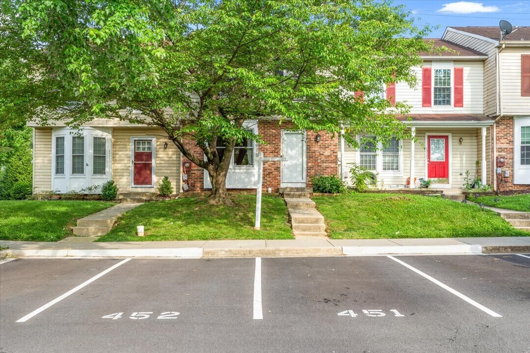 4975 Pintail Ct in Frederick, MD - Building Photo