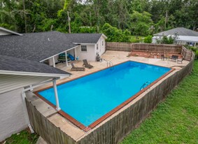 27 Hickory Ave in Crawfordville, FL - Building Photo