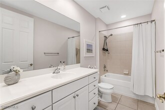 8649 Champions Point in Naples, FL - Foto de edificio - Building Photo