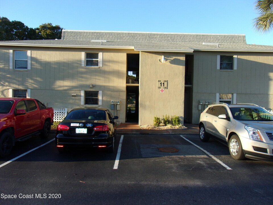 4304 London Town Rd in Titusville, FL - Foto de edificio