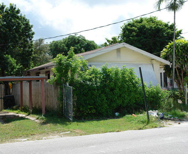 8237 NE 1st Ave in Miami, FL - Building Photo - Building Photo