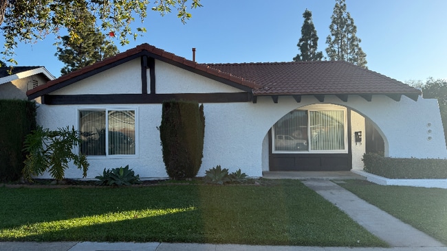 632 E La Veta Ave in Orange, CA - Foto de edificio - Building Photo