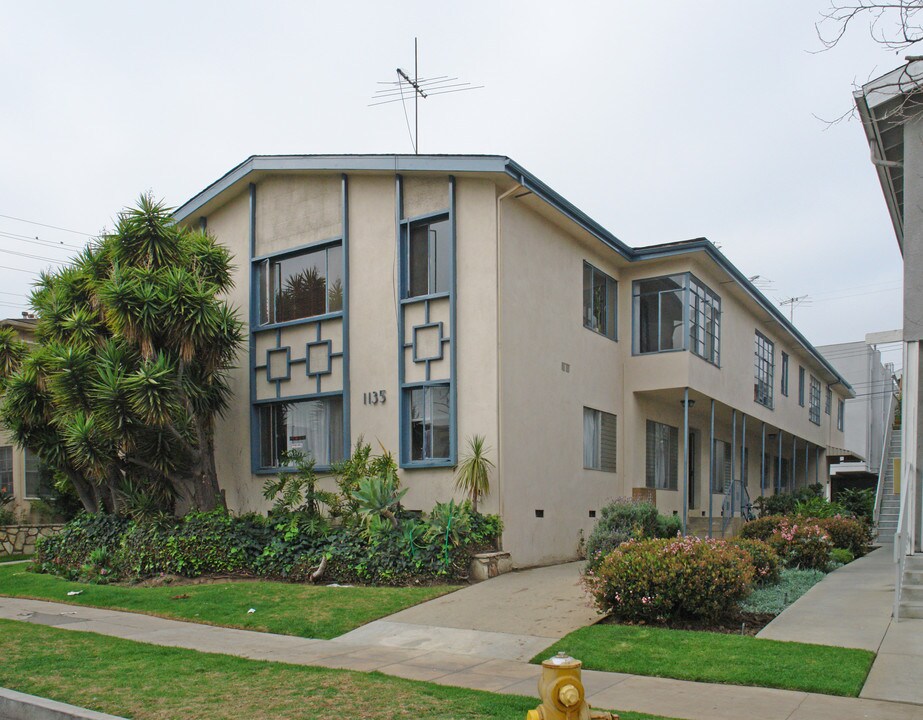 1135 Glenville Dr in Los Angeles, CA - Building Photo