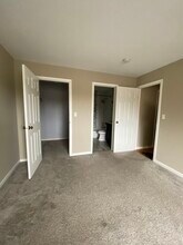 4721 St Joseph Creek Rd in Lisle, IL - Foto de edificio - Building Photo