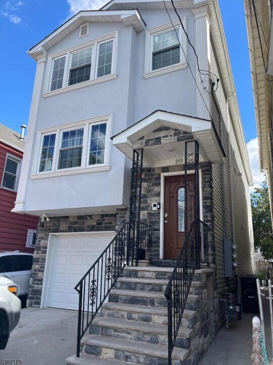 253 Pine St in Elizabeth, NJ - Building Photo