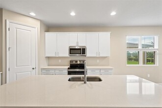 737 Meadow Pointe Dr in Haines City, FL - Foto de edificio - Building Photo