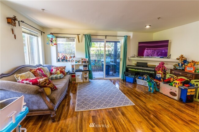 3836 W Lake Sammamish Pky NE, Unit 103 in Redmond, WA - Building Photo - Building Photo