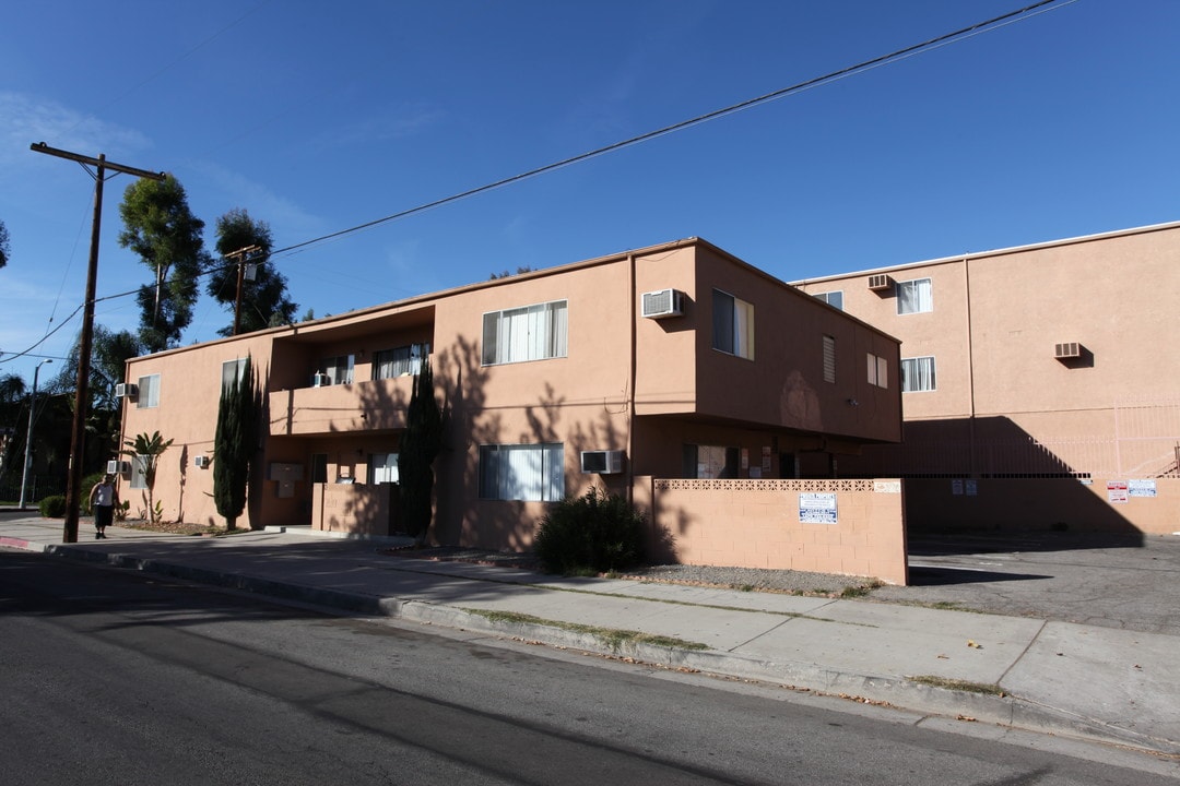 6902 Milwood Ave in Canoga Park, CA - Foto de edificio