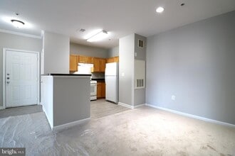5117 Travis Edward Way, Unit 5117E in Centreville, VA - Building Photo - Building Photo