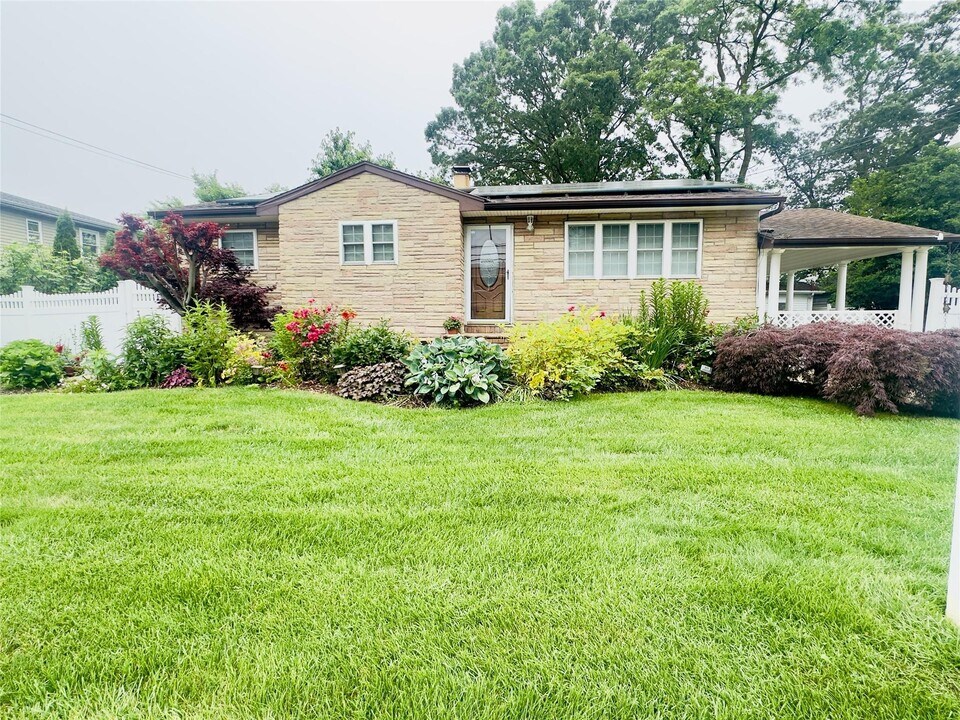 51 Sammis Ave in Deer Park, NY - Building Photo