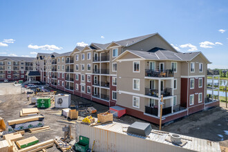 Central Creekside Villas in Airdrie, AB - Building Photo - Building Photo