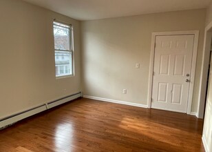 75 Putnam St, Unit 1 in Boston, MA - Building Photo - Building Photo