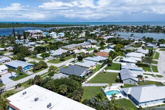 1225 Carlton Ct in Fort Pierce, FL - Foto de edificio - Building Photo
