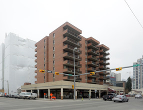 Grosvenor House in Calgary, AB - Building Photo - Building Photo