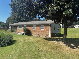 451 Mill St in Sharon, TN - Building Photo