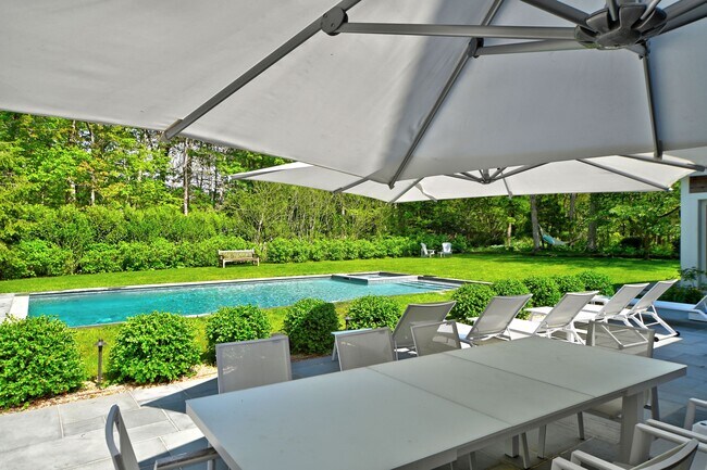 83 Main St in East Hampton, NY - Building Photo - Building Photo