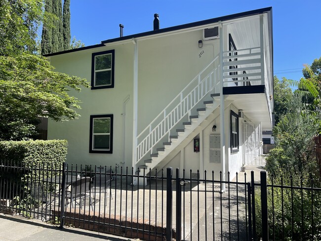 2711 E Street in Sacramento, CA - Foto de edificio - Building Photo