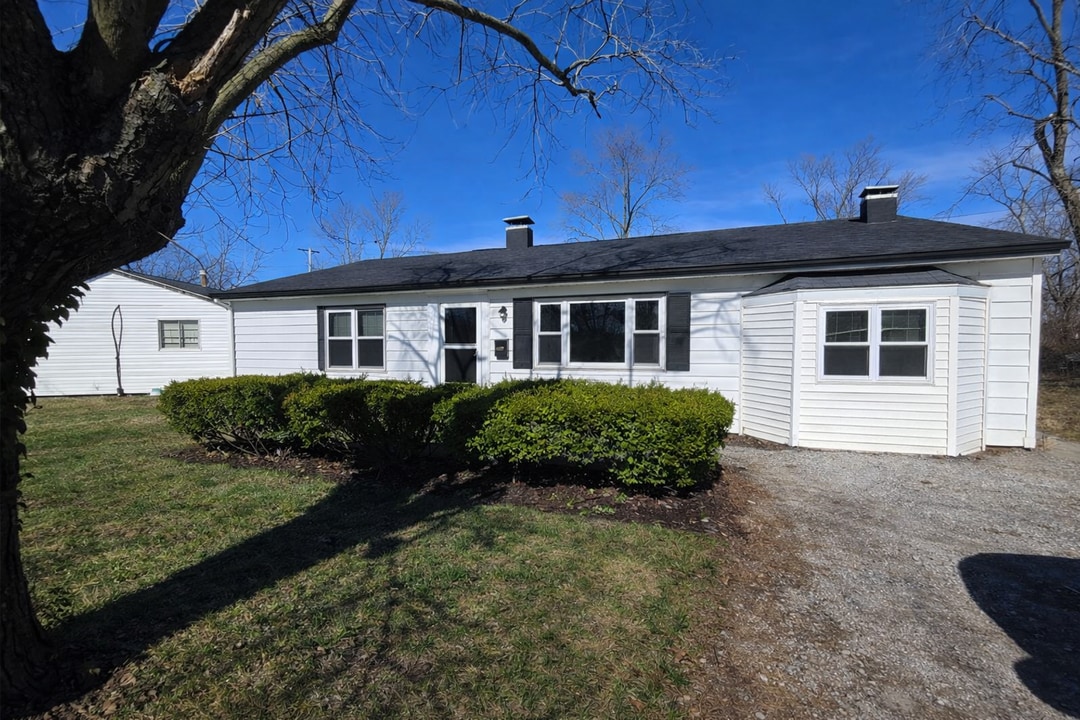 13 St Ambrose Dr in Sauget, IL - Building Photo