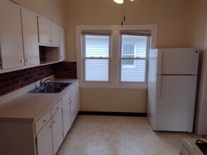 2102 Chesterland Ave, Unit 2 in Lakewood, OH - Foto de edificio - Building Photo