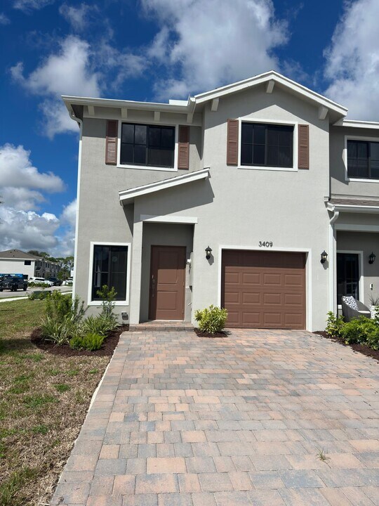 3409 McKay Wy in Greenacres, FL - Building Photo