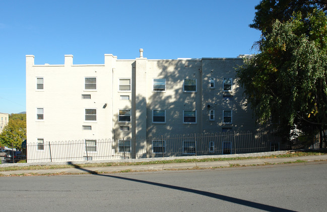 Elm Manor in Roanoke, VA - Foto de edificio - Building Photo