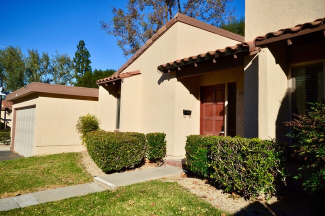 252 S Camino De Naranjas in Anaheim, CA - Foto de edificio - Building Photo