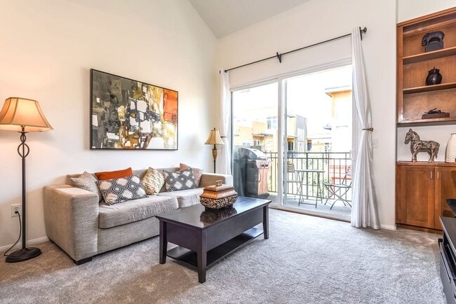 4060 Glencoe Ave, Unit 309 in Marina Del Rey, CA - Foto de edificio - Building Photo