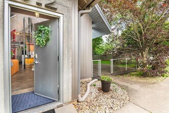 612 N Kerry Dr in Bloomington, IN - Foto de edificio - Building Photo