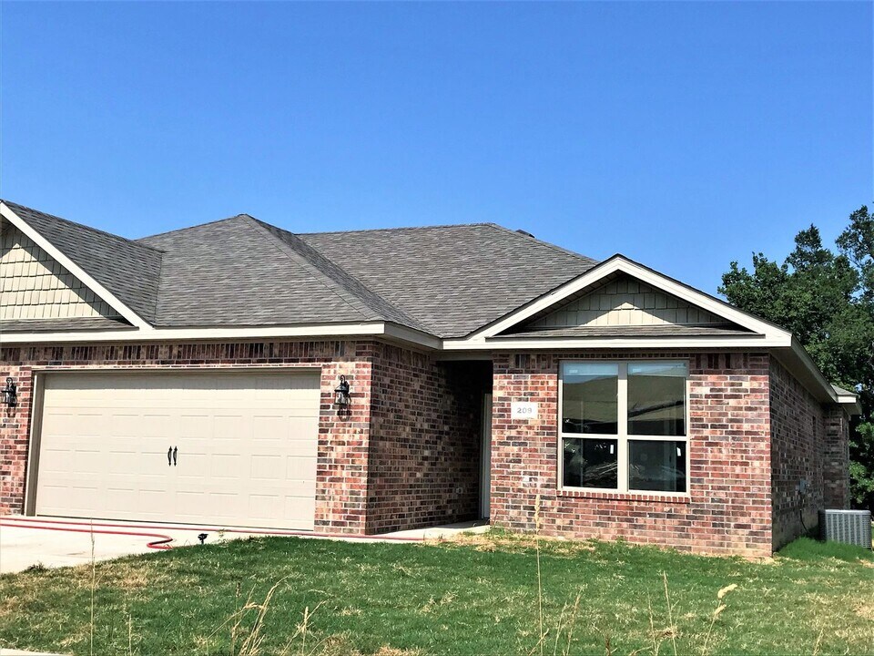 209 Alder St in Pea Ridge, AR - Foto de edificio