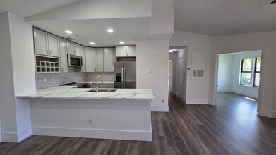 4002 Crockers Lake Blvd, Unit #123 in Sarasota, FL - Building Photo - Building Photo