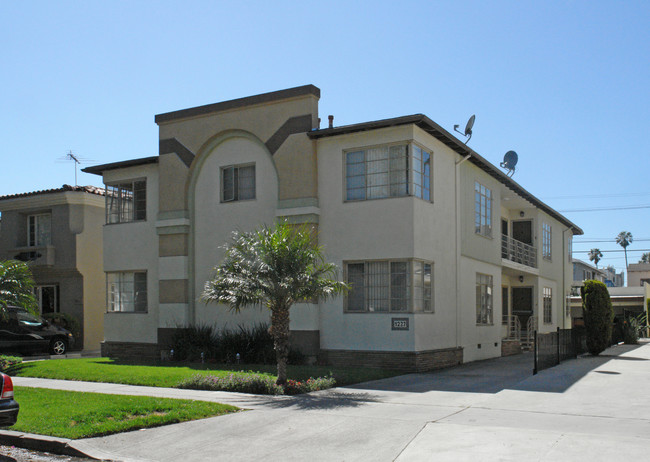 1227 S Sherbourne Dr in Los Angeles, CA - Foto de edificio - Building Photo