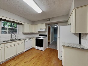 800 Crab Orchard Dr in Roswell, GA - Building Photo - Building Photo