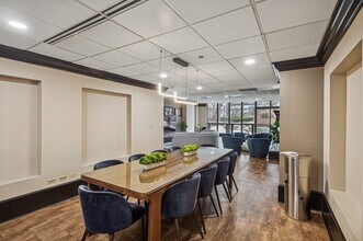 10 E Ontario St in Chicago, IL - Foto de edificio - Building Photo