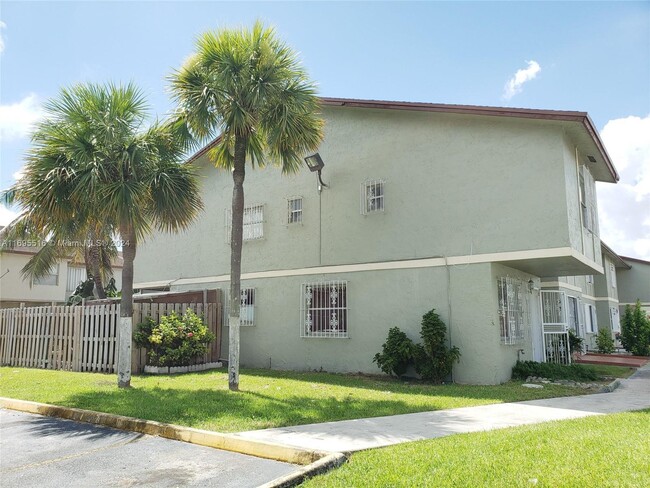 4091 W 9th Ln in Hialeah, FL - Foto de edificio - Building Photo