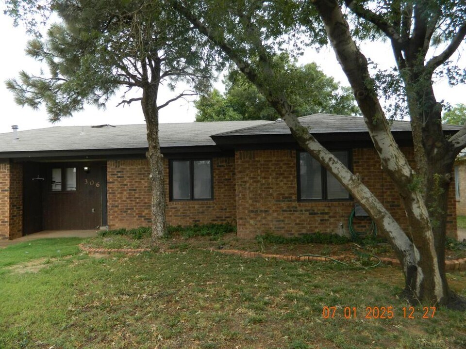 306 E 16th St in Wolfforth, TX - Building Photo