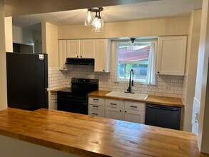 1314 Stacey St in Navasota, TX - Building Photo - Building Photo