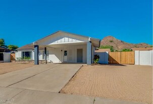 15008 North 22nd St in Phoenix, AZ - Building Photo