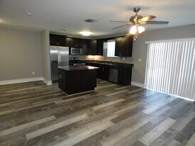 14212 NE 4th Ave in Miami, FL - Building Photo