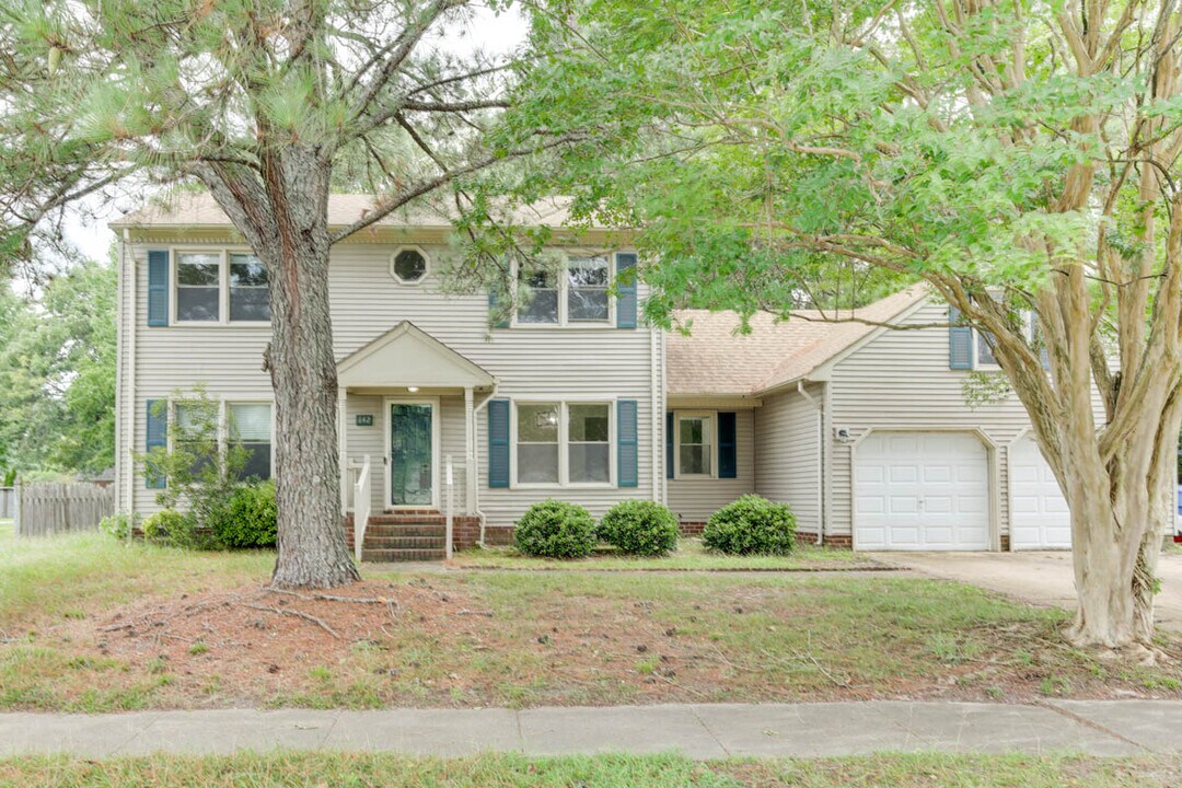 642 Willow Bend Dr in Chesapeake, VA - Building Photo