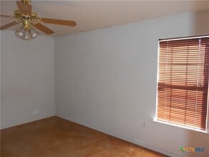 1001 N Hackberry St in Lampasas, TX - Building Photo - Building Photo