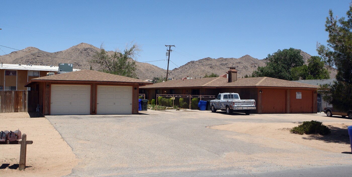 20210 Serrano Rd in Apple Valley, CA - Foto de edificio