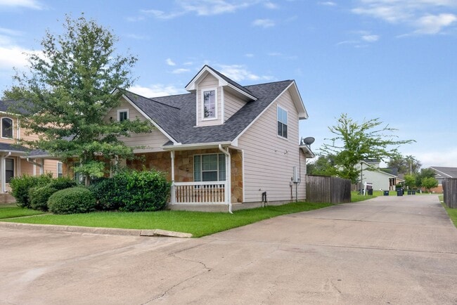 Prime Location! Spacious 4-Bed, 4-Bath Home Near Texas A&M! in College Station, TX - Building Photo - Building Photo